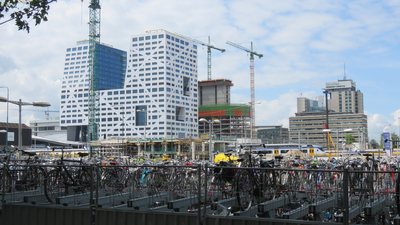 833473 Afbeelding van de fietsenrekken op het Smakkelaarsveld te Utrecht, met op de achtergrond het Stadskantoor ...